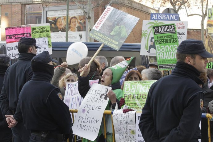 Preferentistas protestan en los juzgados mientras declara Blesa