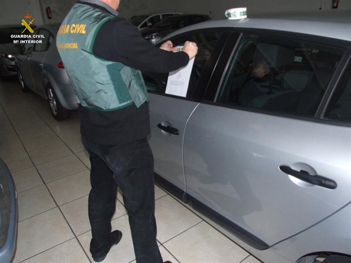 Vehículo precintado tras esclarecer una estafa