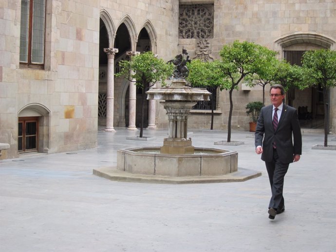 Artur Mas pasea solo por el patio de los naranjos de la Generalitat