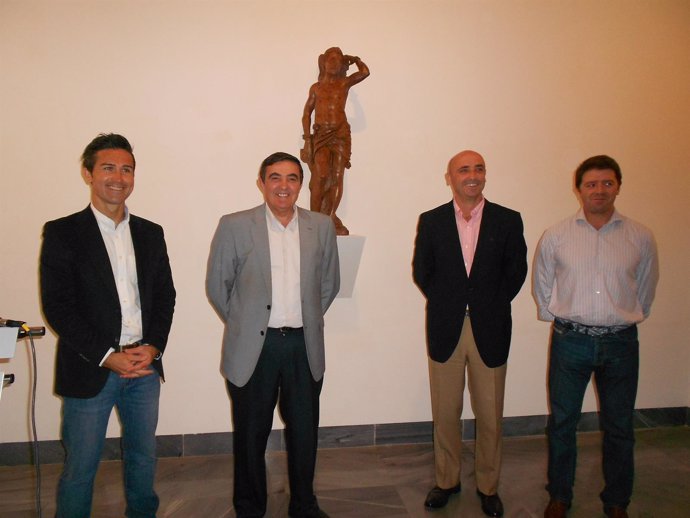 El delegado de Educación, Vicente Zarza, y Jesús Velasco, de Cepsa. 