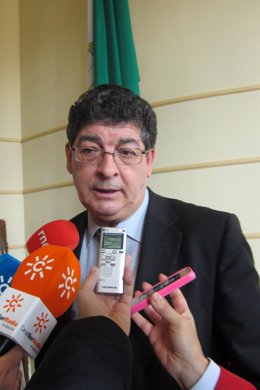 Diego Valderas, ante los medios