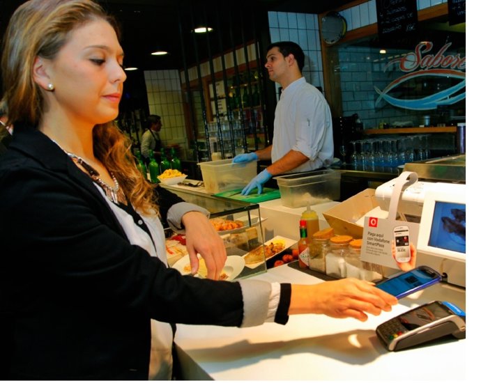 Cliente pagando a través del móvil