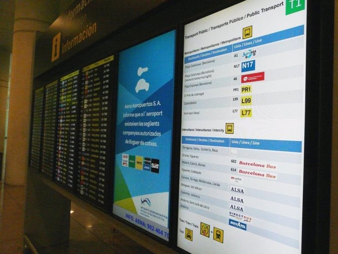 Información sobre transporte en las pantallas del Aeropuerto de Barcelona