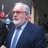 Cañete, el ministro que come yogures caducados y se ducha con agua fría