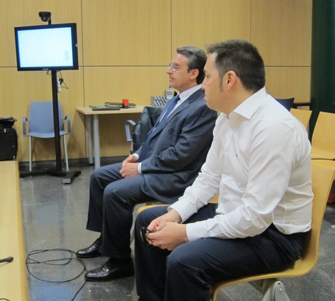 Sanjuan, a la izquierda, junto al otro acusado al inicio del juicio
