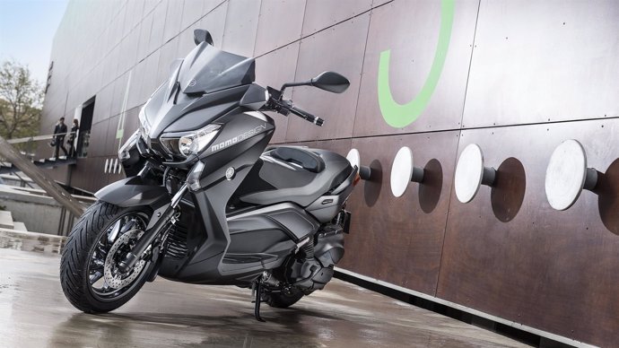 Yamaha X-Max 400 MOMO Design