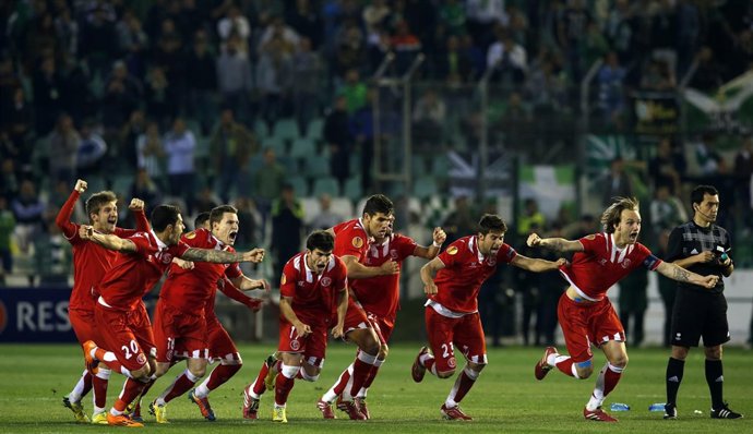 El Sevilla celebra su pase a los cuartos de final de la Europa League