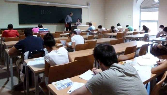 Estudiantes realizando un examen en una imagen de archivo 