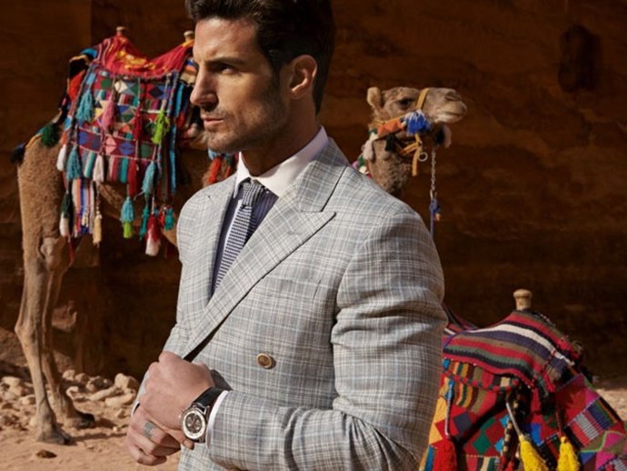 Aitor Ocio posa en un entorno idílico y lo hace para la marca Tag Heuer