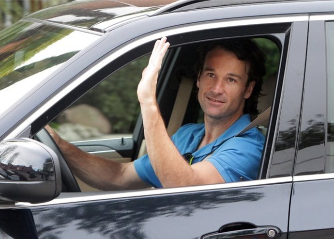 Como todo padrazo, Carlos Moyá presenta a sus hijos a su hermanita Daniela