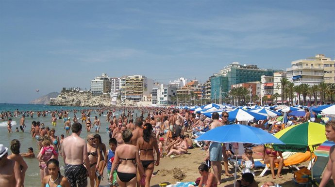 TURISTAS EN LA PLAYA