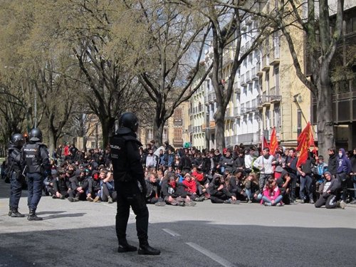 Huelga de estudiantes en Pamplona con incidentes.