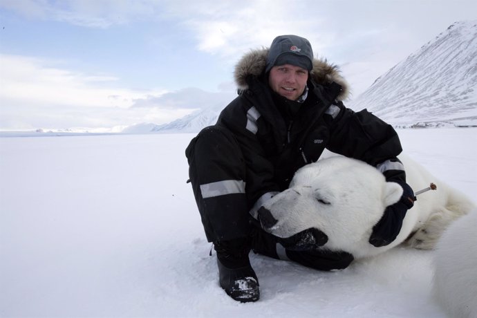El científico Magnus Andersen, del Norwegian Polar Institute con un oso polar