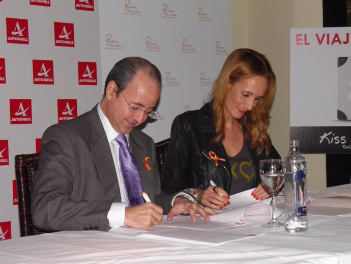 Octavio Llamas y Sandra Ibarra firman el acuerdo   