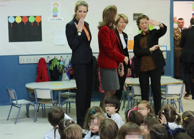 Infanta elena emocionada carcajada limpia en tres olivos colegio niños sordos