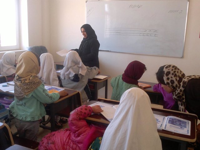 Niños y niñas en un aula del colegio de Fundación Cometa