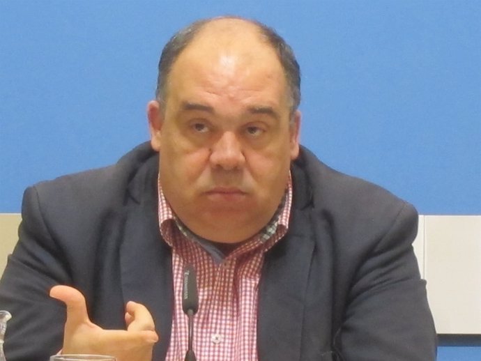 El consejero municipal de Acción Social y Deportes, Roberto Fernández