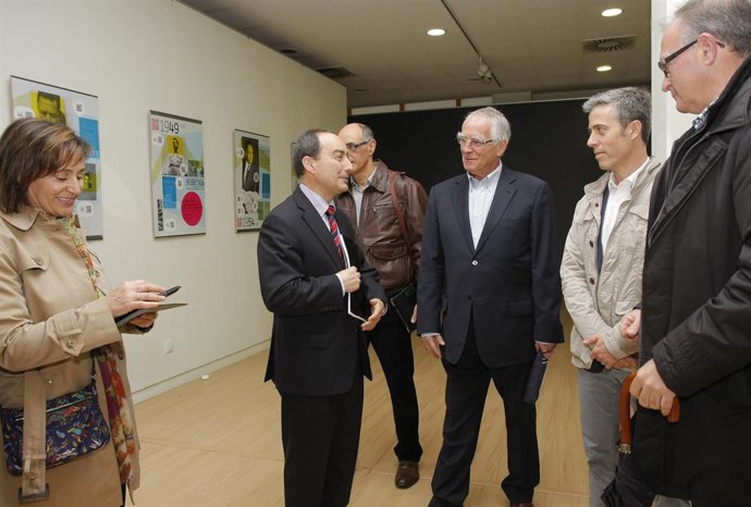 Serna visita la exposición interactiva sobre el escritor Albert Camus en la BCC