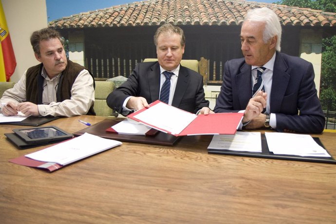 Arasti y García Cayuso firman el convenio de colaboración