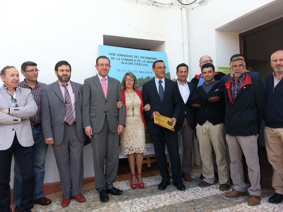 El presidente de la Diputación de Huelva, Ignacio Caraballo, en Alájar.