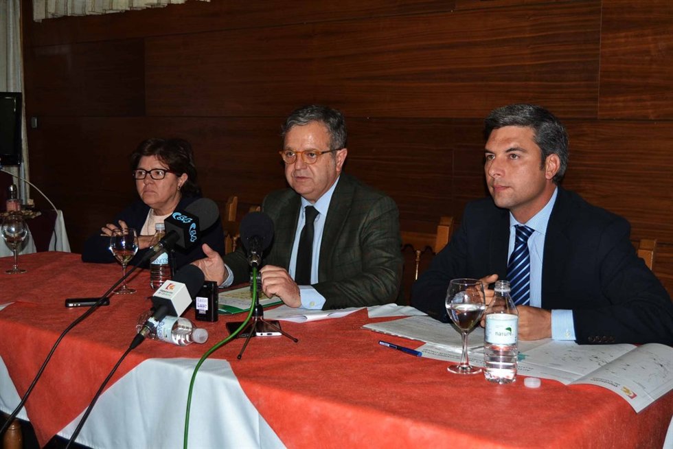 Fuentes, entre Sánchez y Lorite, durante la reunión
