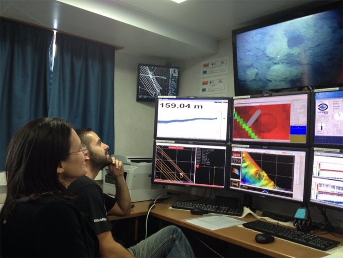 Investigadores observan las imágenes submarinas del volcán de El Hierro