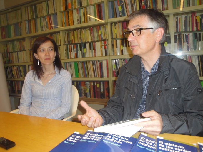 El autor, Roger Galofré con la editora Eulàlia Pagès