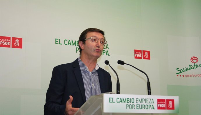 Manuel Aguilar en la sede del PSOE de Córdoba