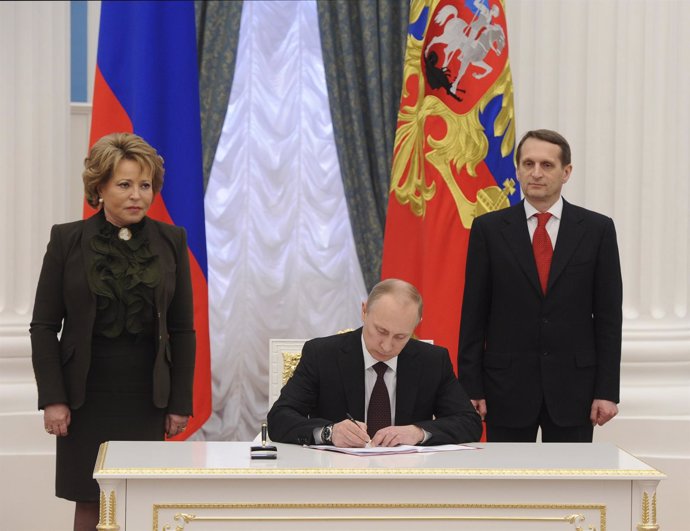 Vladimir Putin firma documentos