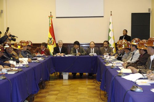 Evo Morales en la mesa de diálogo con cooperativas mineras