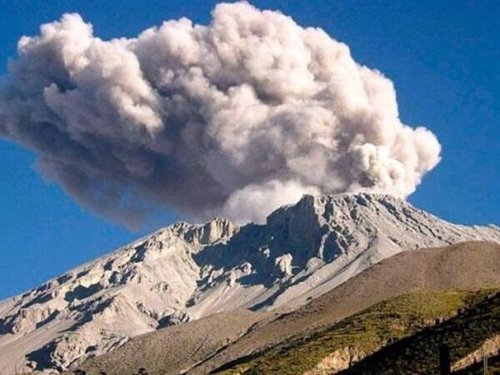 El volcán Ubinas amenaza a las poblaciones cercanas y empezó la evacuación
