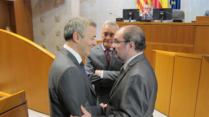 Javier Campoy hablando con Lambán, en presencia de Sada