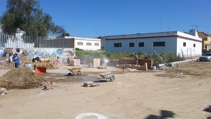 Obras del cerramiento del polideportivo de Lora.