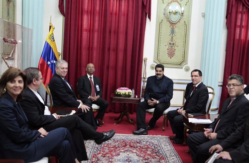 El presidente de Venezuela, Nicolás Maduro, y los cancilleres de UNASUR