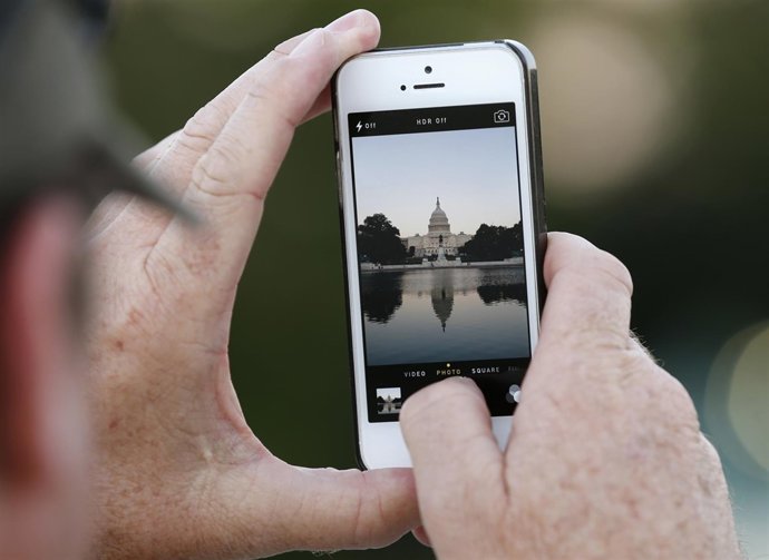 Recursos de gente haciendo fotos con el móvil
