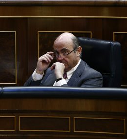 Luis De Guindos, ministro de Economía, en su escaño del banco azul 