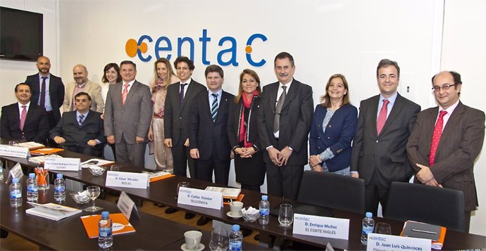 Susana Camarero con los miembros del Patronato de CENTAC