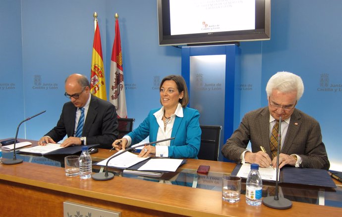 García Nieto (i), Marcos (c) y Valera (d) firman el convenio