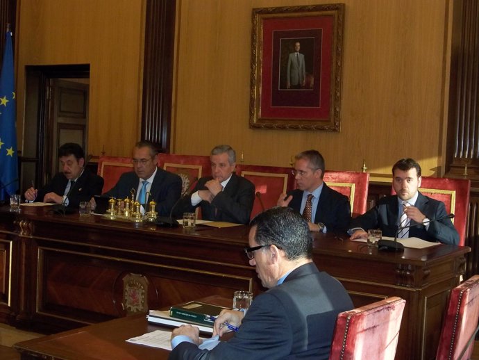 Emilio Gutiérrez, (centro) junto a otros miembros del equipo de Gobierno.