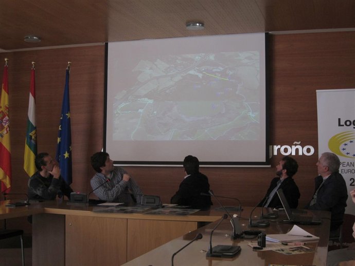 Merino y Duque ven un vídeo con el recorrido del Triatlon