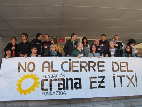 Concentración de trabajadores del CRANA contra el cierre