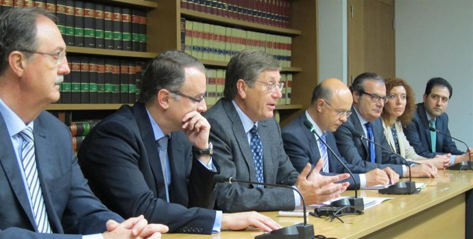 El consejero de Economía y Hacienda saliente, Juan Bernal, con su equipo