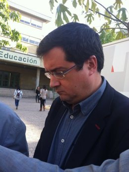 El secretario de Organización del PSOE, Óscar López, atiende  a los medios 