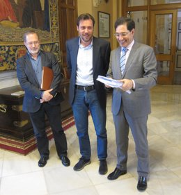 Manuel Saravia, Óscar Puente y Jesús Enríquez tras la reunión de la comisión