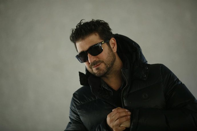 Posado del cantante Antonio Orozco