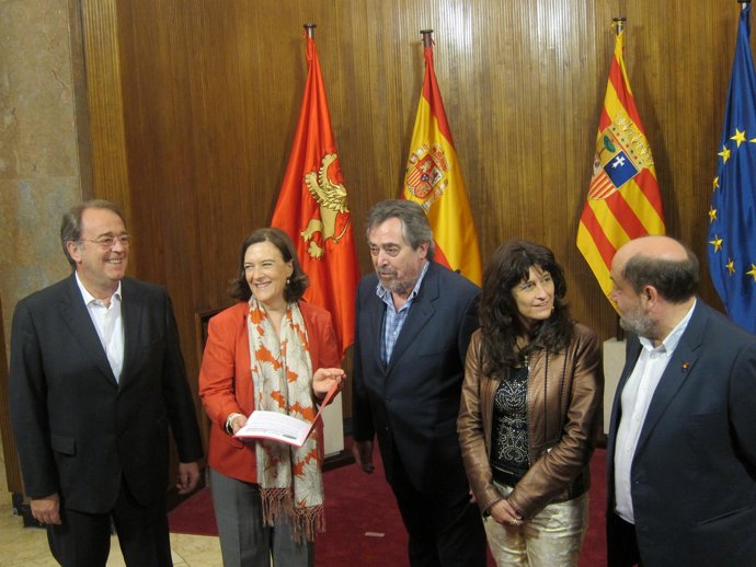 Belloch entrega a Ayala el documento de la Mesa Nacional de la Bicicleta