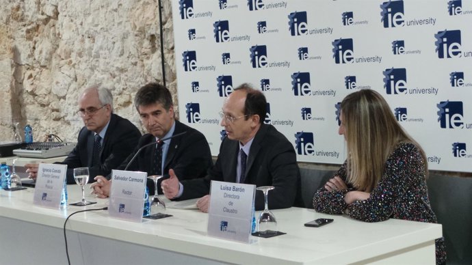 Cosidó y Carmona clausuran el curso. 