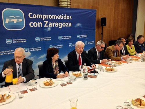 El portavoz del PP, EloySuárez, con representantes de entidades sociales