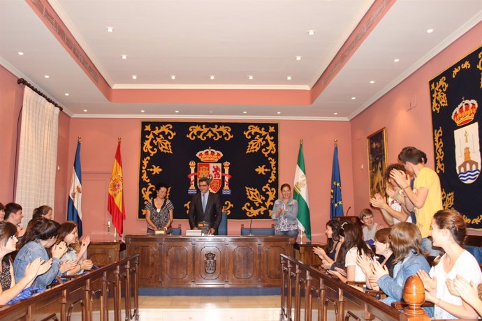Alumnos de intercambio de Questembert (Francia) en el Ayuntamiento de Alcalá.