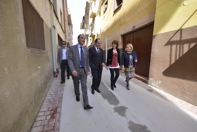 Esparza, Irizar, Barcina y Vidorreta pasean por una de las calles